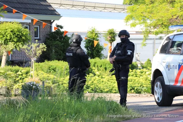 Zwaar bewapende agenten bij woning in De Kwakel