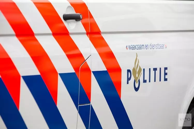 Hulp van omstanders na auto te water