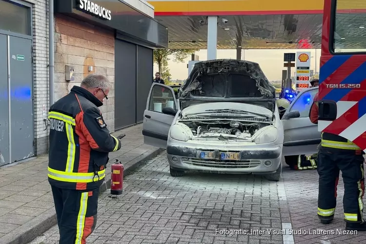 Auto vliegt in brand bij tankstation langs A4 bij Hoofddorp