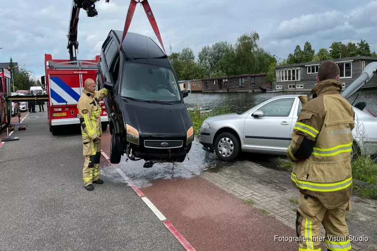 Twee personen gered uit zinkende auto in Badhoevedorp