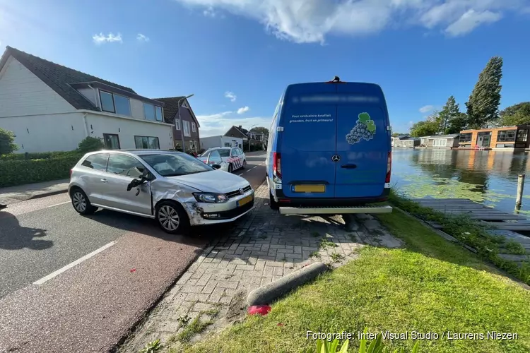 Auto knalt op geparkeerde bus bij Badhoevedorp, twee personen in ambulance nagekeken