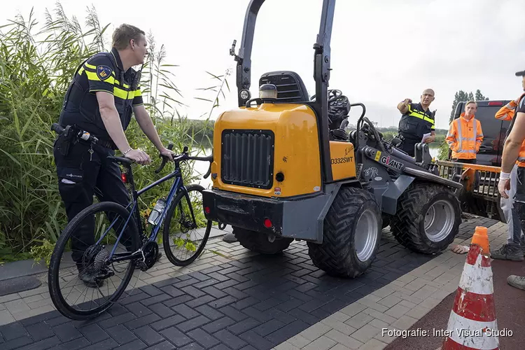 Wielrenner gewond na botsing met kleine graafmachine in Zwanenburg