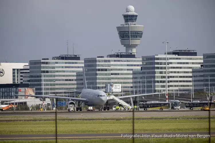 Vliegtuig met 180 evacuees uit Kabul geland op Schiphol