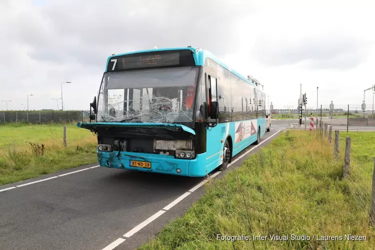 Pendelbusje in botsing met lijnbus