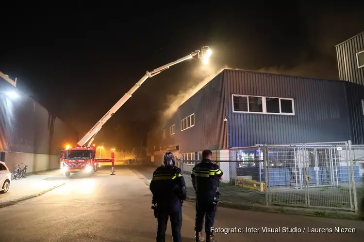 Grote brand in bedrijfsverzamelpand in Aalsmeer