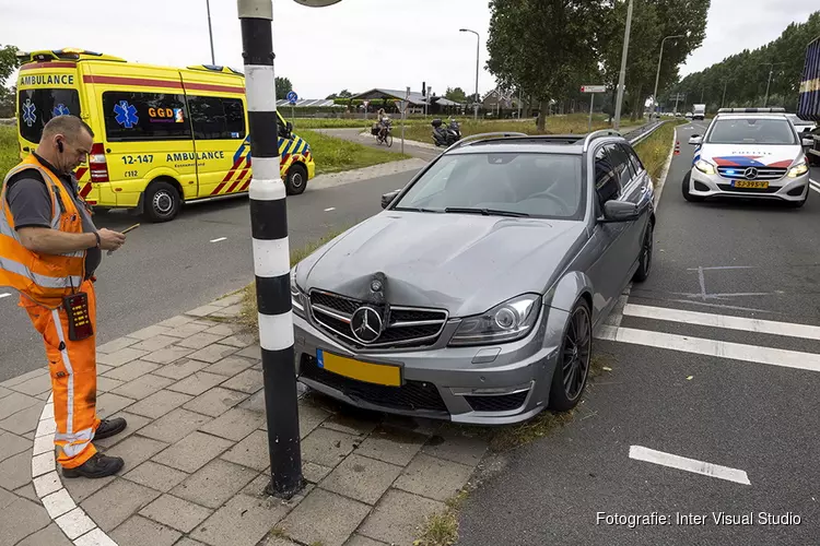 Automobilist eindigt tegen verkeerslicht in de Cruquius