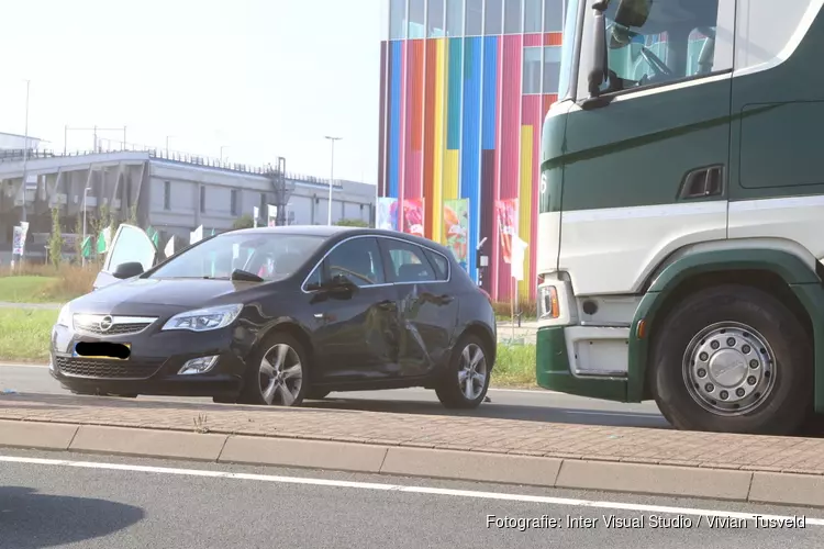 Auto en vrachtwagen botsen in Aalsmeer