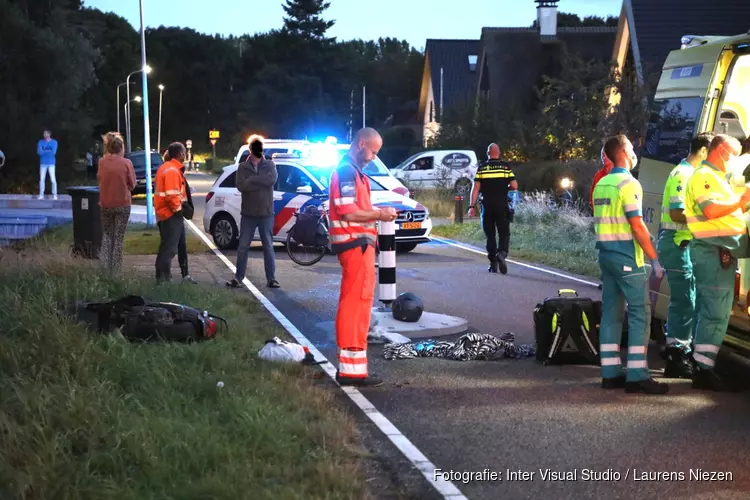 Scooterrijder botst op paaltje in De Kwakel