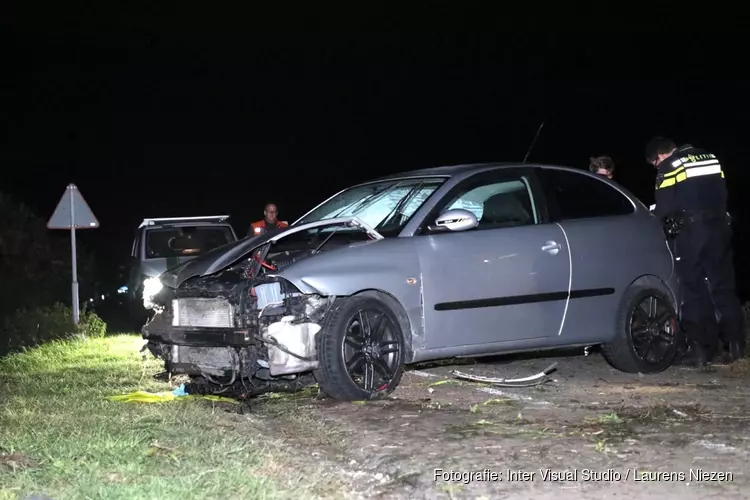 Auto gecrasht in Leimuiden, twee gewonden