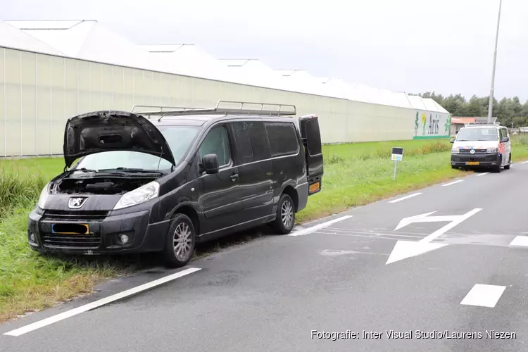 Bestelbusje vat vlam onder de motorkap in Aalsmeer