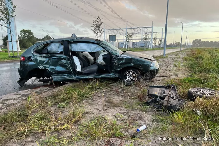 Persoon gewond geraakt bij botsing tussen vrachtwagen en auto in Vijfhuizen