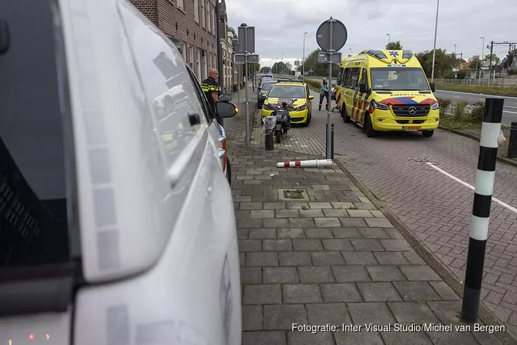 Bestuurder snorscooter lelijk gewond na botsing paaltje in Halfweg