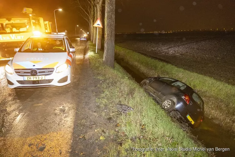 Auto in de sloot en scooter onderuit door modderige Kaagweg in Abbenes