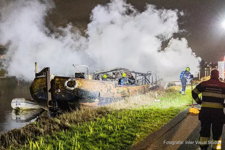 Woonboot in brand in Vijfhuizen