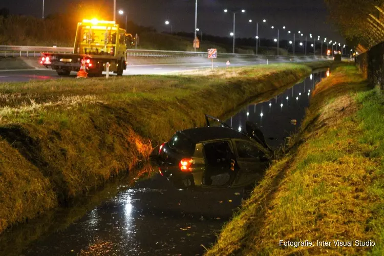 Auto te water bij Oude Meer