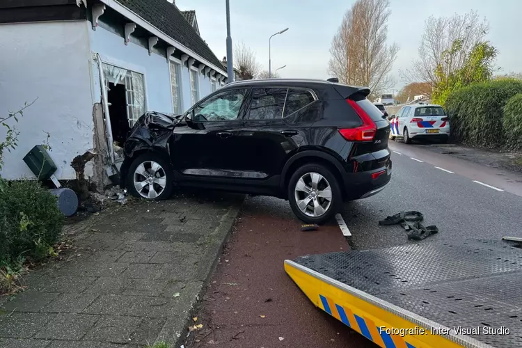 Automobiliste rijdt tegen woning aan in Cruquius