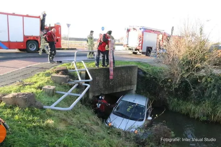 Auto te water na aanrijding in Aalsmeer