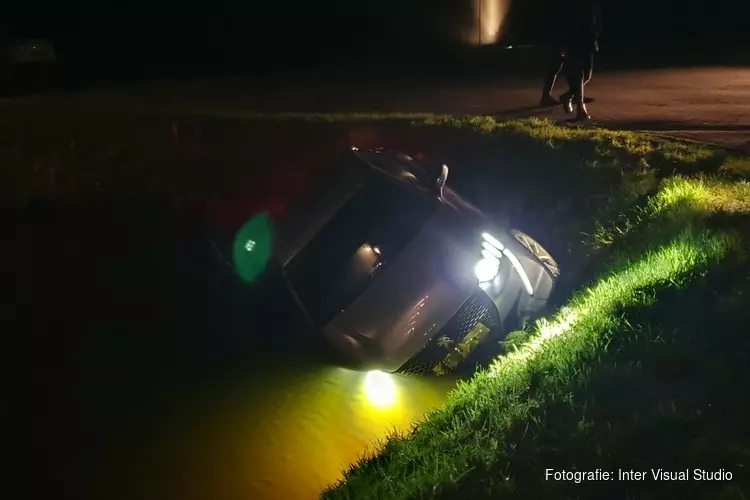 Auto te water in Aalsmeer