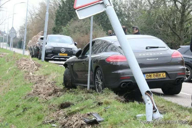 Peperdure Porsche tegen lantaarnpaal in Rijsenhout