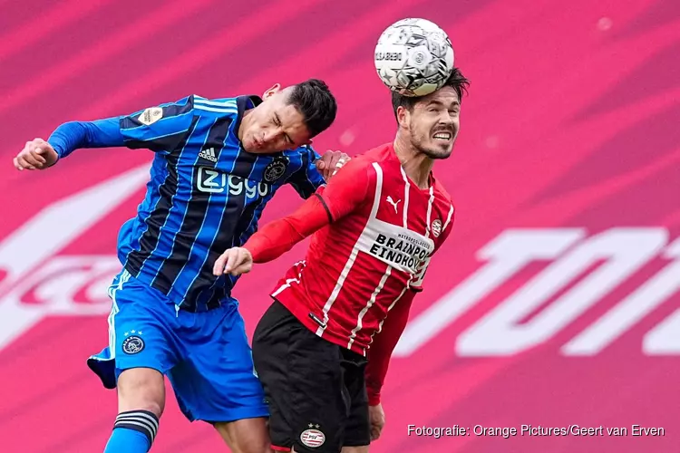 Discutabele goal bezorgt Ajax winst op PSV