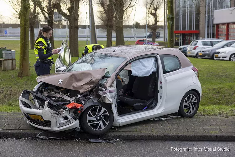 Vrouw gewond bij botsing met uitvaartauto in Hoofddorp