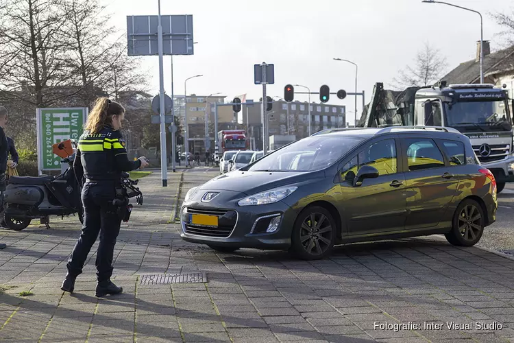 Scooterrijder geschept door auto op het Margrietplantsoen Halfweg