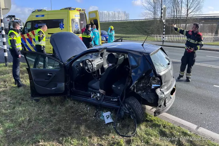 Bestuurder bevrijdt uit auto na ongeval