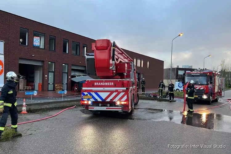 Brand bij bedrijfspand op Schiphol