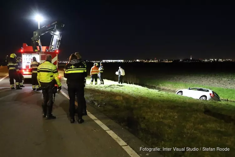 Auto te water langs oprit A9 bij Lijnden