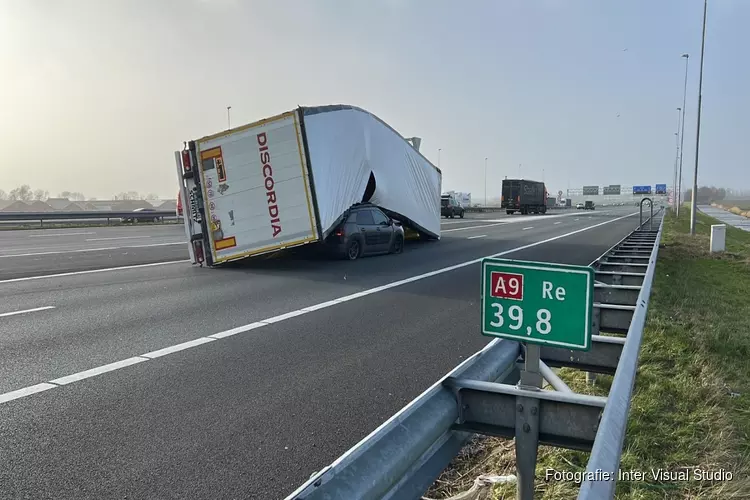 Auto komt onder vrachtwagen op de A9