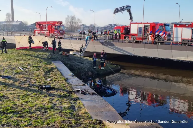 Auto te water in Halfweg, N200 dicht