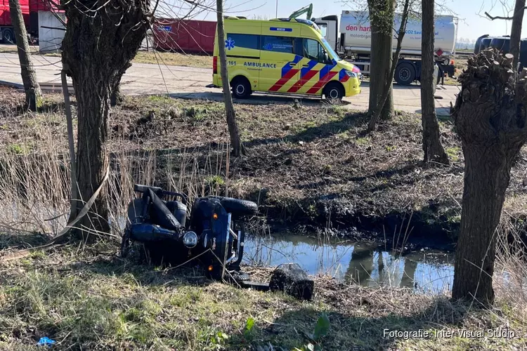 Vrouw in sloot gevallen met scootmobiel in Halfweg