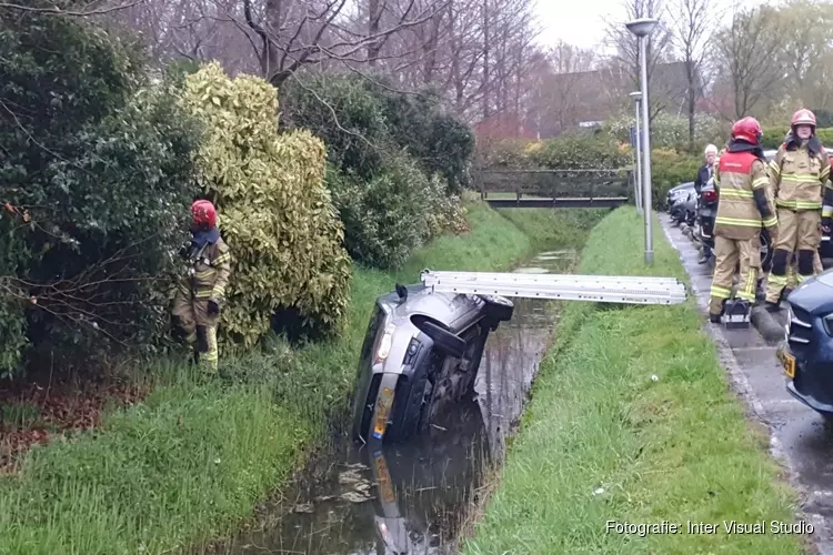 Auto te water in Aalsmeer, gewonde naar ziekenhuis