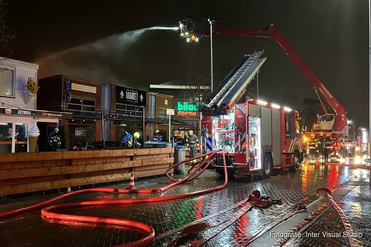 Grote brand aan Kruisweg in Hoofddorp