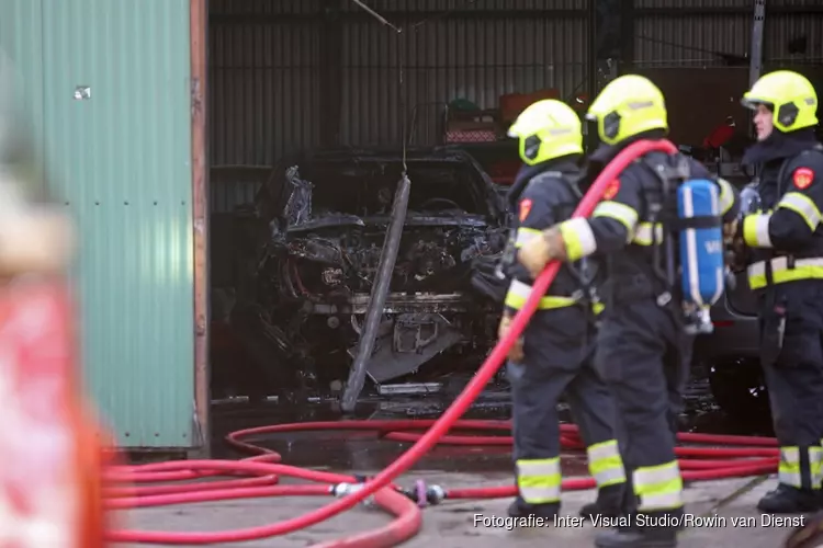 Zwarte rookwolken bij brand in auto op industrieterrein Vijfhuizen