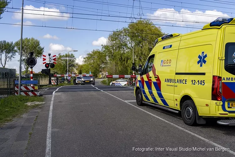 Wielrenner geeft geen voorrang en vliegt over auto de berm in