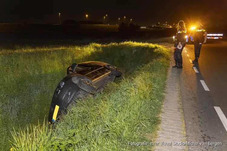 Busje gekanteld in de sloot langs de Raasdorperweg in Lijnden