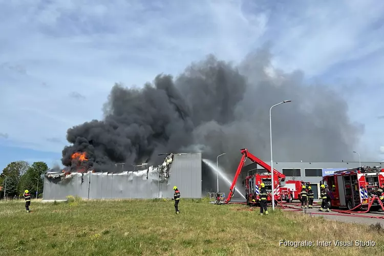 Zeer grote brand op bedrijventerrein in Cruquius