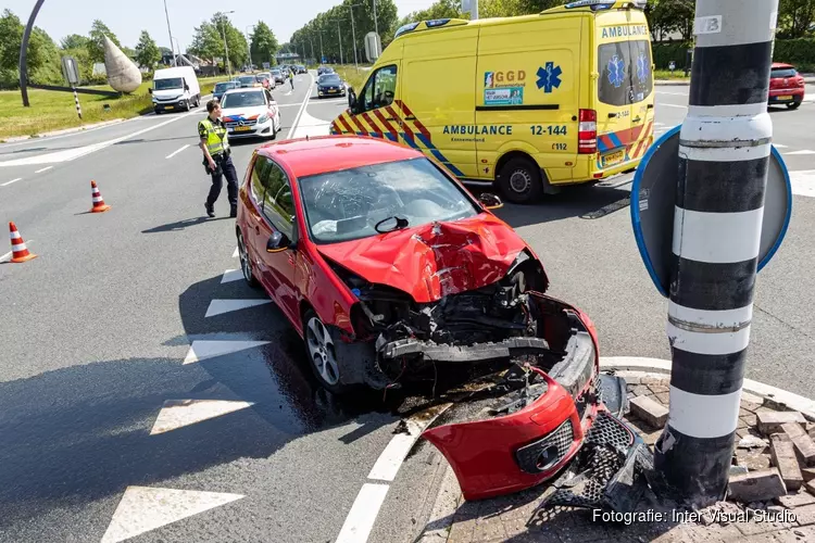 Automobilist met spoed naar ziekenhuis na ongeluk in Zwaanshoek