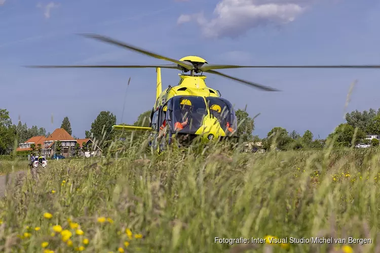 Traumahelikopter landt in weiland voor onwel geworden fietsster