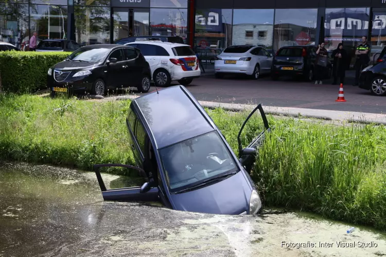 Auto te water bij inparkeren bij woonboulevard Cruquius