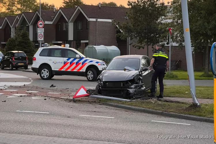 Auto rijdt tegen lantaarnpaal in Zwanenburg