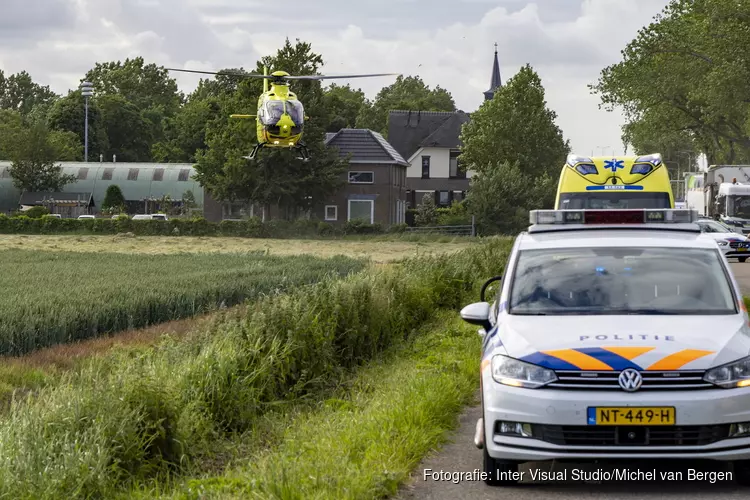 Man op fiets komt hard ten val bij inhaalactie op de Schipholweg