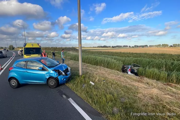 Auto te water en veel schade na ongeval in Nieuw Vennep