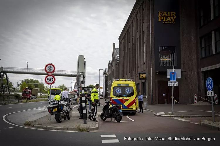 Scooterrijder gewond bij botsing met auto in Halfweg