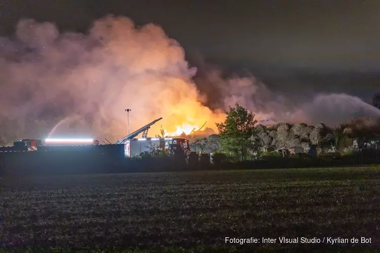 Grote hooistapel in brand in Nieuw-Vennep