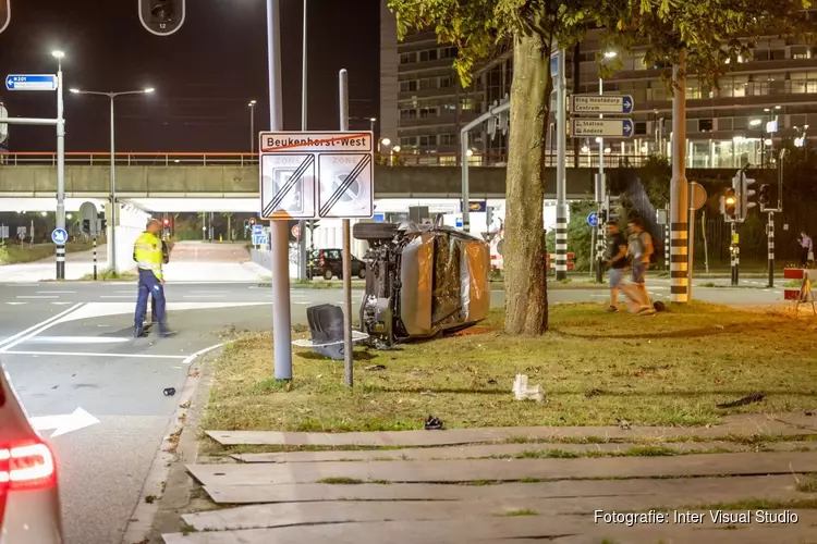 &#39;Auto slaat meerdere keren over de kop in Hoofddorp&#39;