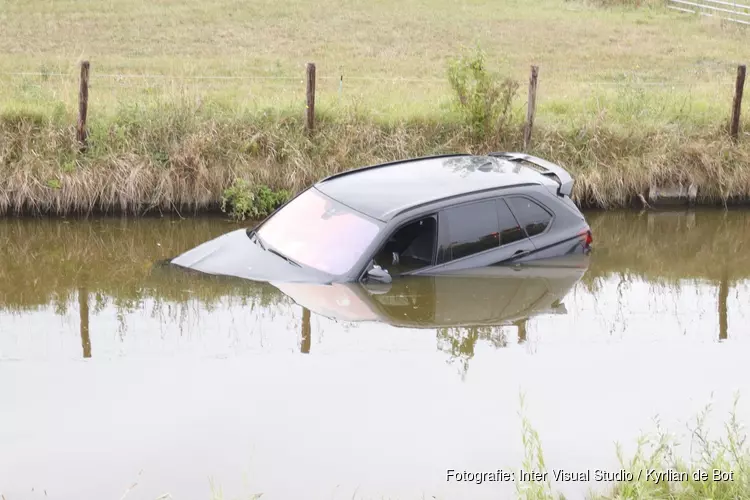 Auto te water in Vijfhuizen; twee gewonden