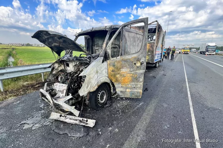 Gezin ontsnapt aan brand in bestelbus op A9 bij Spaarndam