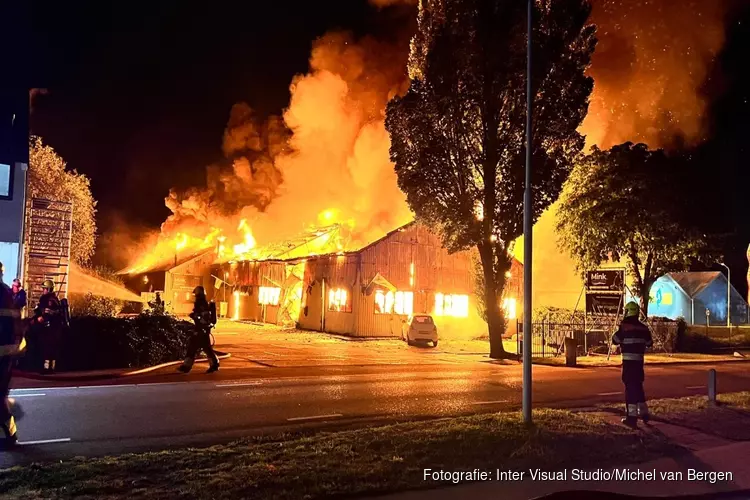 Uitslaande brand in Nieuw Vennep verwoest aquarium-speciaalzaak